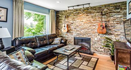 Riverfront View near Downtown, Walk to Restaurants