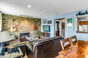 Smart TV, caminetto, stampante