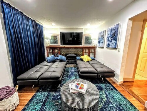 Charming City Cottage - 3 King Beds! Fiber Wifi!