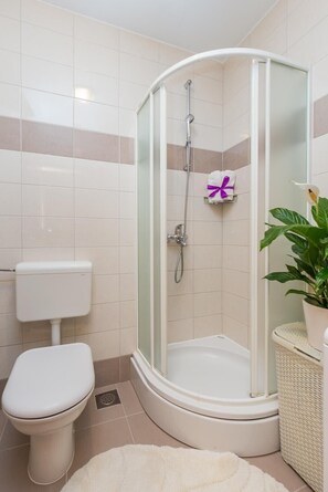Shower, hair dryer, towels - Apartment Buby - Two Bedroom Apartment with Balcony and City View (Dubrovnik)