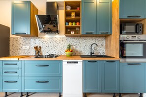 Frigorifero, microonde, forno, piano cottura