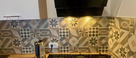 ثلاجة، فرن، غسالة أطباق، مستلزمات طهي/أطباق/أوعية