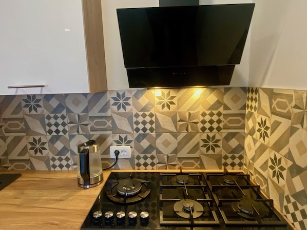 ثلاجة، فرن، غسالة أطباق، مستلزمات طهي/أطباق/أوعية