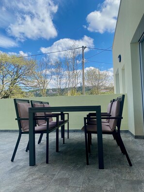 تناول الطعام بالخارج