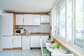 Réfrigérateur, four à micro-ondes, surface de cuisson