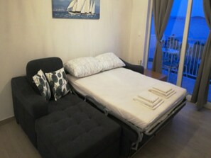 1 bedroom, iron/ironing board, Internet, bed sheets - Apartments Grljević - One Bedroom Apartment with Balcony and Sea View (Mlini)