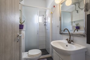 Dusche, Haartrockner, Handtücher, Seife