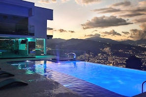 Een infinitypool en een verwarmd zwembad