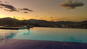 Una piscina a sfioro, una piscina riscaldata