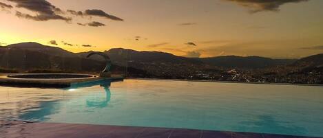 Een infinity pool, een verwarmd zwembad