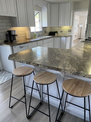 Kjøleskap, mikrobølgeovn, ovn og kokeplater