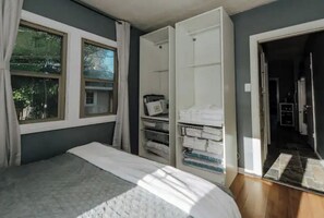 2 bedrooms, iron/ironing board, WiFi
