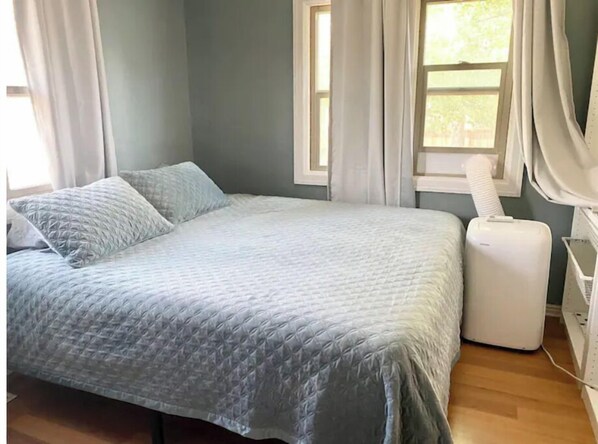 2 bedrooms, iron/ironing board, WiFi