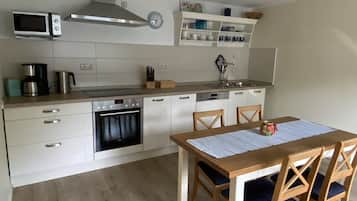 Een koelkast, een microgolfoven, een oven, een kookplaat