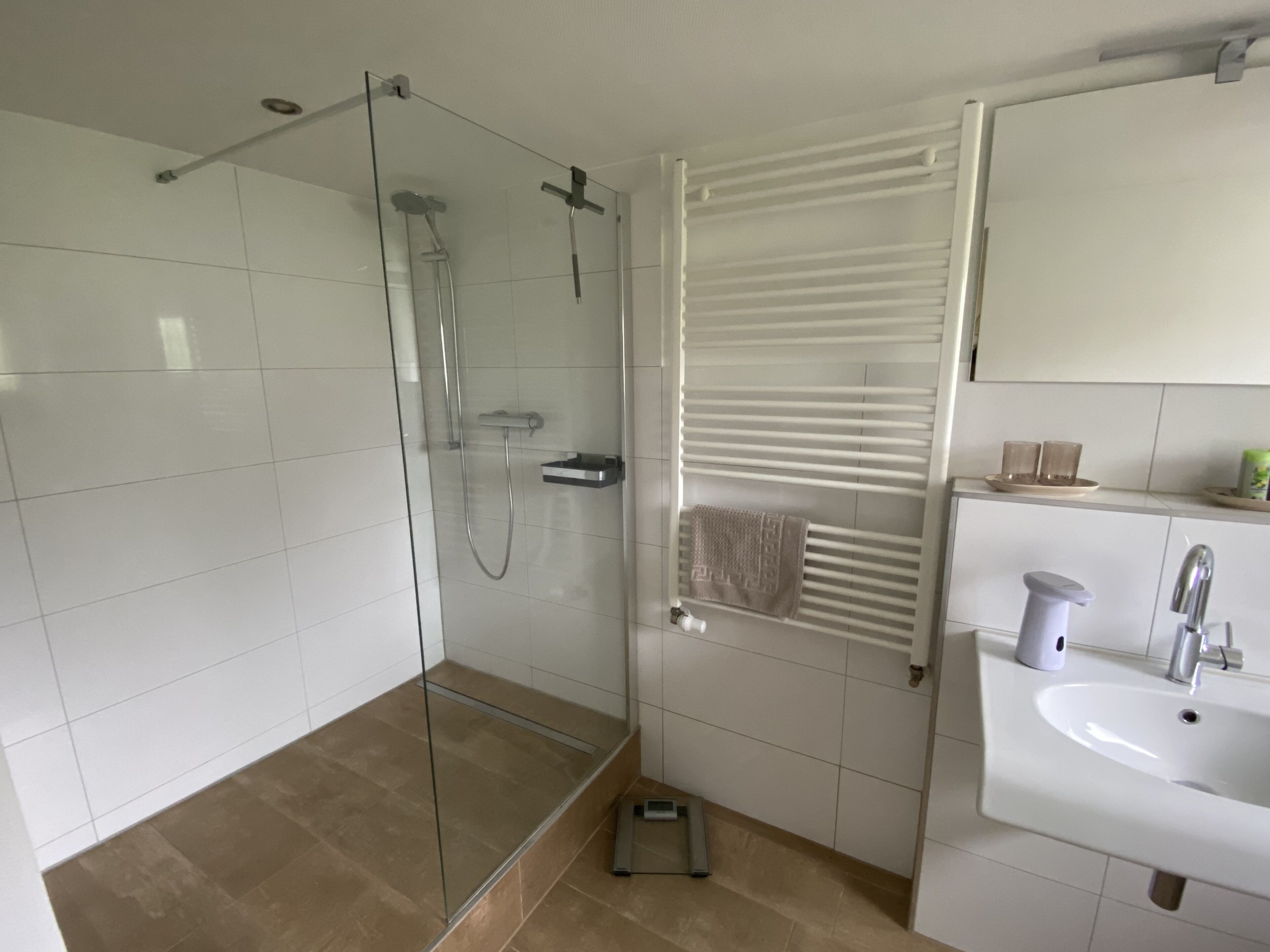 Een douche, milieuvriendelijke toiletartikelen, een haardroger