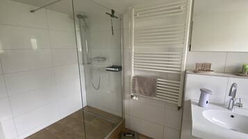 Een douche, milieuvriendelijke toiletartikelen, een haardroger