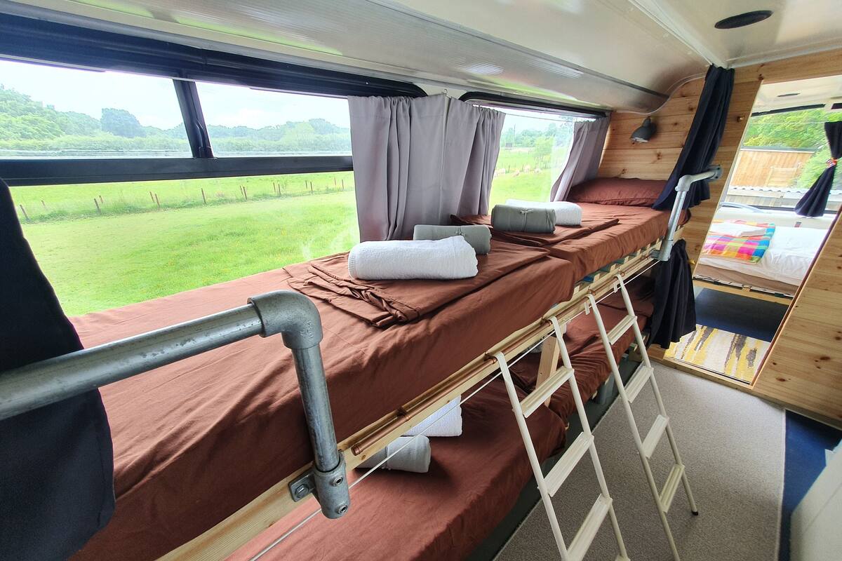 Cabaña familiar, baño privado, vistas al patio (Double Decker Bus) | 1 dormitorio