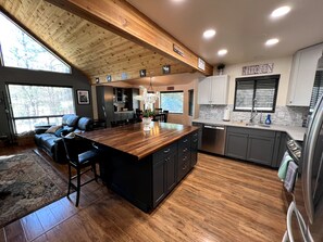 Interior - AMAZING CABIN IN THE WOODS (Happy Jack)