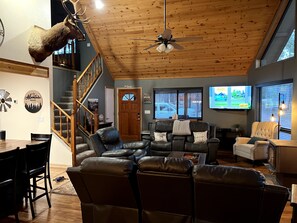 Een smart-tv, een open haard, videogames en een stereo