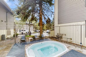 Tina de hidromasaje al aire libre