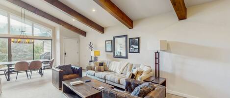 電視、DVD 播放機、書籍、影像庫