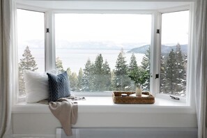 Interior - LUXE ✶ Lakeview Retreat | King Bed⚡️WiFi✶Long Stays (Tahoma)