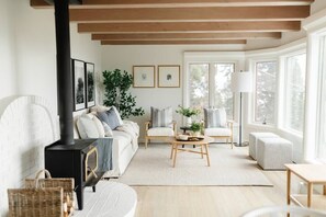 TV, fireplace, DVD player, books - LUXE ✶ Lakeview Retreat | King Bed⚡️WiFi✶Long Stays (Tahoma)