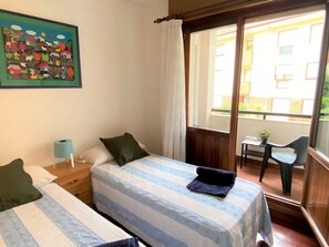 2 عدّة غرف نوم ومكواة/لوح كي وملاءات أسرّة