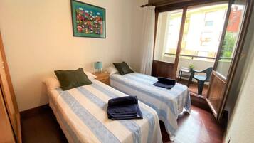 2 quartos, ferros/tábuas de passar roupa, roupa de cama