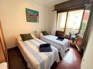 2 makuuhuonetta, silitysrauta/-lauta, vuodevaatteet