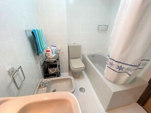 Badewanne, Haartrockner, Handtücher