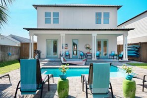 Outdoor pool, a heated pool - Breeze! New. 2 blocks to beach - Sleeps 26 - Pool! (Destin)
