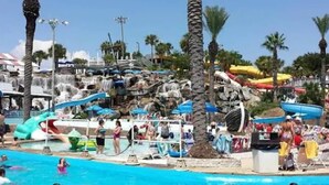 Ein Wasserpark mit mehreren Rutschen und Pools.