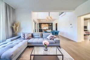 電視、壁爐、足球機、乒乓球設施