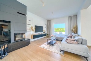 電視、壁爐、足球機、乒乓球設施