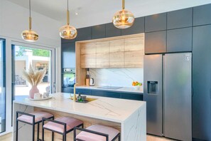 雪櫃、微波爐、焗爐、洗碗機