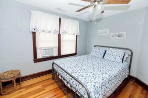 3 bedrooms, WiFi, bed sheets - The Blue Fig, 1.5 Blocks to Beach and Boardwalk, Fenced-in yard, Parking (Wildwood)