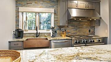 Townhome | Private kitchen | Full-sized fridge, microwave, oven, stovetop