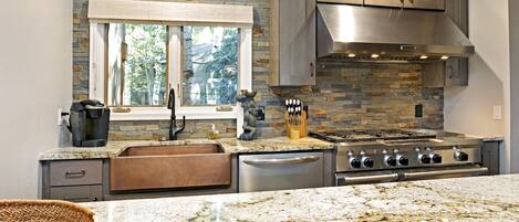 Townhome | Private kitchen | Full-size fridge, microwave, oven, stovetop