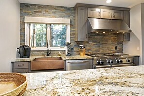 Townhome | Private kitchen | Full-size fridge, microwave, oven, stovetop