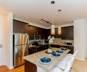 Frigorifero, microonde, forno, piano cottura