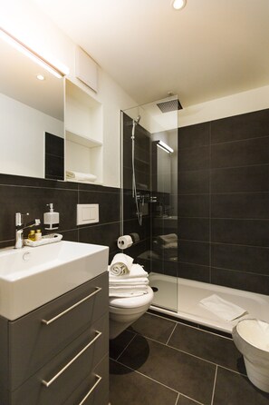 Shower, rainfall showerhead, free toiletries, hair dryer