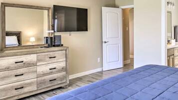 3 bedrooms, desk, iron/ironing board, free WiFi
