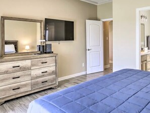 3 bedrooms, desk, iron/ironing board, free WiFi