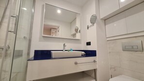 Douche, sèche-cheveux