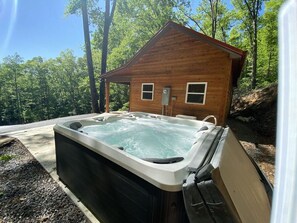 Outdoor spa tub - Couples Retreat Cabin w HotTub & EV Charger Bryson (Bryson City)