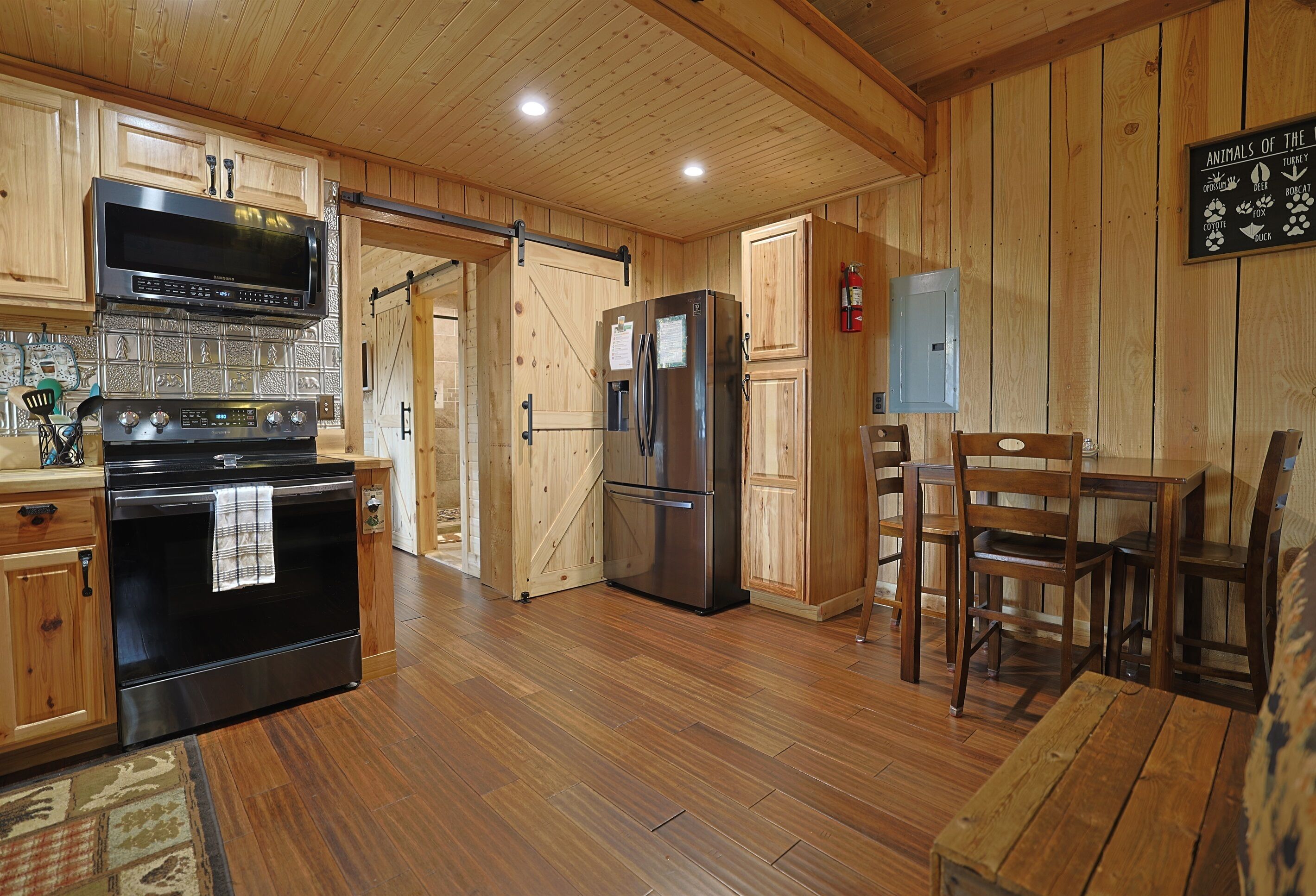 Kylskåp, mikrovågsugn, ugn och spishäll