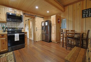 Kylskåp, mikrovågsugn, ugn och spishäll