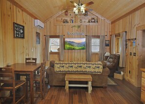 TV - Couples Retreat Cabin w HotTub & EV Charger Bryson (Bryson City)