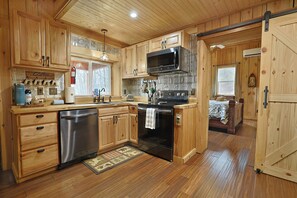 Fridge, microwave, oven, stovetop - Couples Retreat Cabin w HotTub & EV Charger Bryson (Bryson City)